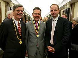 Rektor Prof. Dr. Bernd Engler, Dr. Ulrich Köstlin und Prof. Dr. Thomas Heilmann (von links nach rechts). Foto: Friedhelm Albrecht/Universität Tübingen.