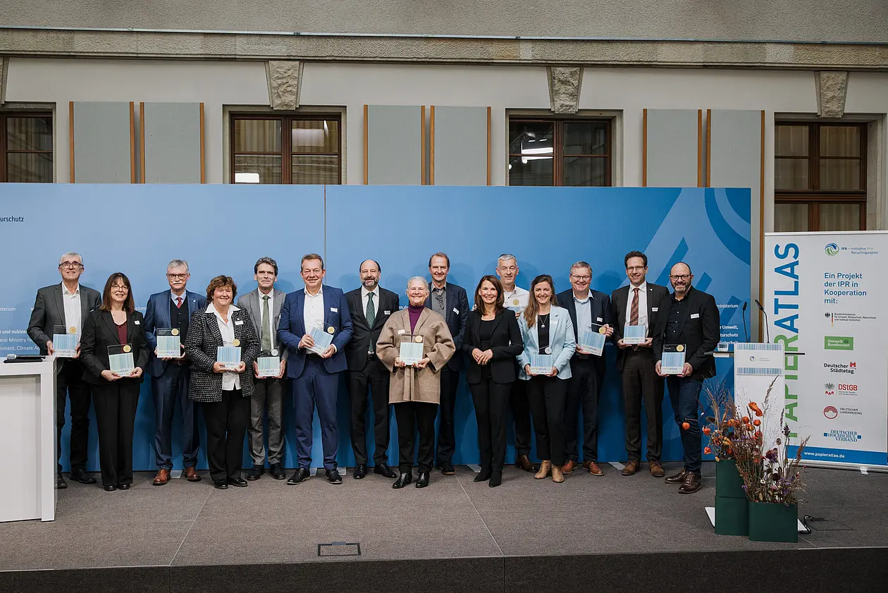 Die Gewinner des Papieratlas 2025 – Professorin Dr. Dr. h.c. (Dōshisha) Karla Pollmann, die Rektorin der Universität Tübingen, in der Mitte.
