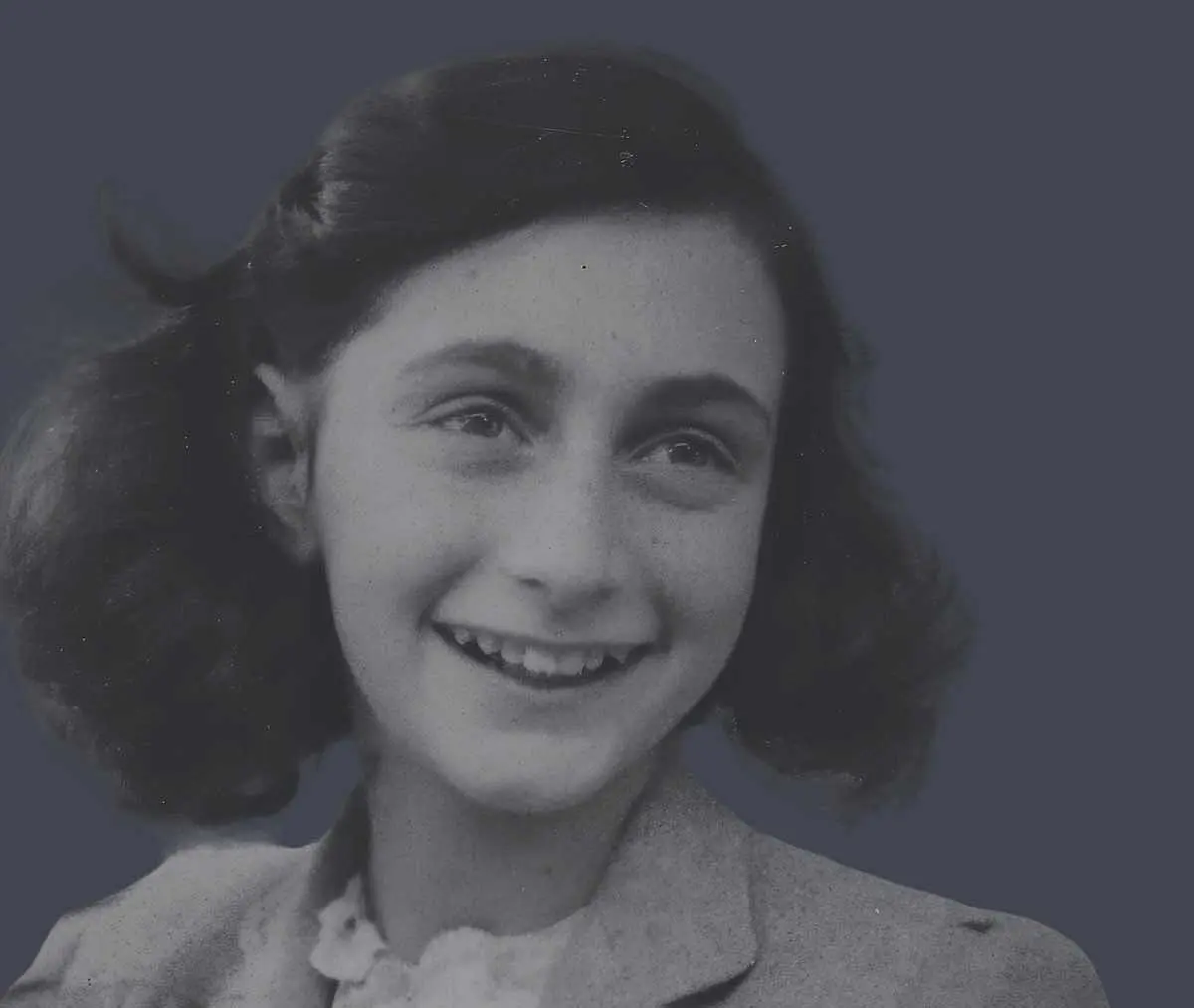 Das Bild zeigt Anne Frank.