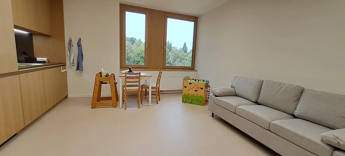 Blick Richtung Fenster und Sofa im neuen Familienzimmer Theologien/Campus Tal im ZITh-Neubau