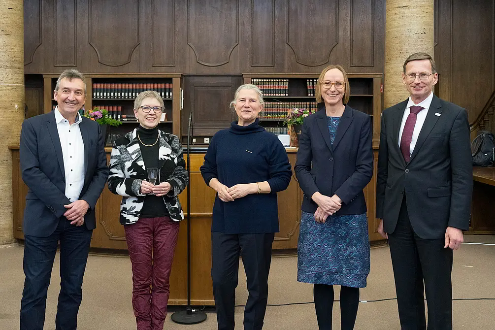Prorektor Professor Peter Grathwohl, Dr. Marianne Dörr, Rektorin Professorin Karla Pollmann, Regine Tobias und Kanzler Dr. Andreas Rothfuß (von links)