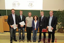 Die Gewinner des Nachhaltigkeitspreises der Universität Tübingen (v.l.n.r.): Sebastian Geiger, Moritz Drupp, Hans-Martin Krause, Jan Neuhardt, Hauke Diederich; in der Mitte: Prorektorin Prof. Dr. Stefanie Gropper. Foto: Friedhelm Albrecht/Universität T
