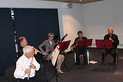 Es musizierten (von links nach rechts): Dr. Peter Graner (Flöte), Dr. Ralf Merschformann (Oboe), Dr. Ulrike Merschformann (Fagott),  Dr. Gottfried Wegenast (Horn) und Dr. Siegmar Mende (Klarinette). Foto: privat