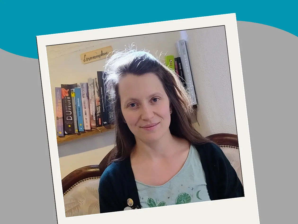 Plakat zur Lesung „Mein Herz hat viele Kammern – Queerfeministische Gegenwartslyrik von Laura Gern“. Zu sehen ist ein Porträt von Laura Gern vor einem Bücherregal. Die Lesung findet am 11. Juni 2026 um 16 Uhr im Bunten Buchladen in der Bursagasse 2 in Tübingen statt.