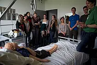Dr. Oliver Heinzel demonstriert anhand eines pädiatrischen Patientensimulators Notfallmaßnahmen am Kind.