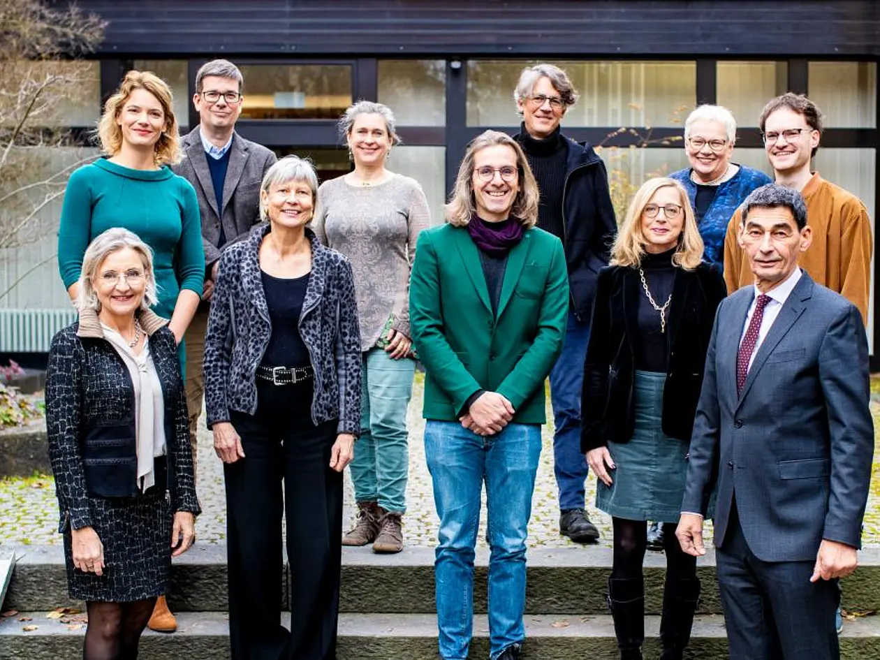 Gruppenbild des Universitätsrats auf der Treppe vor dem Rektoratsgebäude