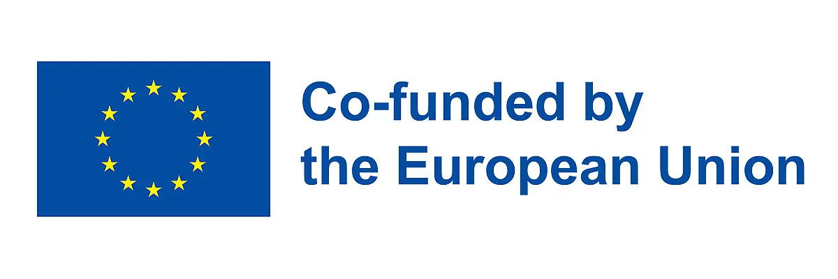 Flagge der EU mit Schriftzug: Co-funded by the European Union