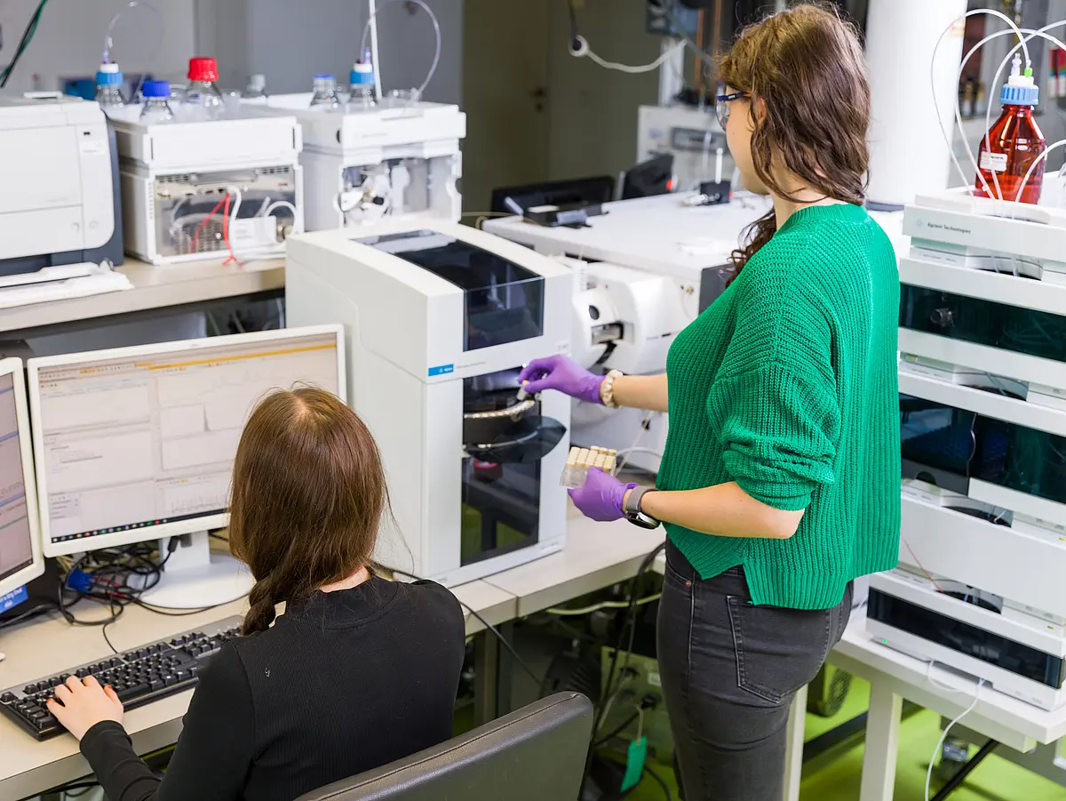 Zwei Studentinnen beim Auslesen von Messdaten im Chemielabor