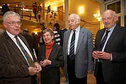 Altrektor Professor Dr. Eberhard Schaich, Frau Ludwig, Altrektor Professor Dr. Hans-Werner Ludwig und Altkanzler Professor Dr. Georg Sandberger (von links nach rechts). Fotos: Friedhelm Albrecht/Universität Tübingen