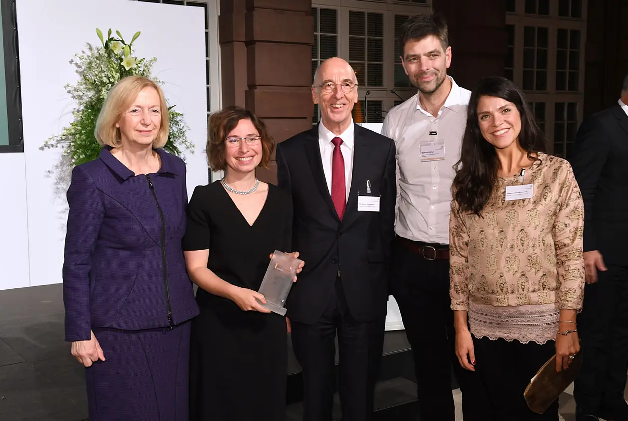 Von links nach rechts: Johanna Wanka, Bundesministerin für Bildung und Forschung, Preisträgerin Dr. Anna Martius, Professor Dr. Wolfgang Rosenstiehl, Dekan der Mathematisch-Naturwissenschaftlichen Fakultät, Professor Dr. Matthias Bethge. Centre for Integrative Neuroscience (CIN) und Susanna Hübschmann, Abteilung Exzellenzinitiative der Universität Tübingen. Foto: Humboldt-Stiftung/David Ausserhofer