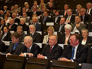 Erste Reihe von rechts: Dr. Hans-Jürgen Leuchs, Ehrensenator Professor Dr. Dr. h.c. Rolf G. Werner, Ministerpräsident a.D. Professor Lothar Spät, Professor Dr. Dr. Urban Wiesing. Foto: Friedhelm Albrecht/Universität Tübingen