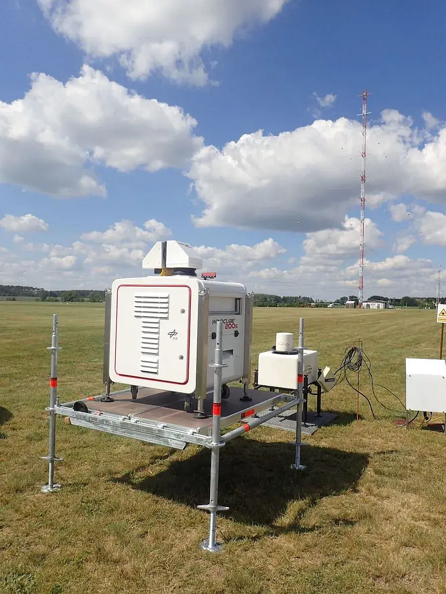 Zwei Doppler-Lidar-Systeme des DLR und des KIT in der Nähe des 99m-Mastes auf dem Messfeld in Falkenberg 