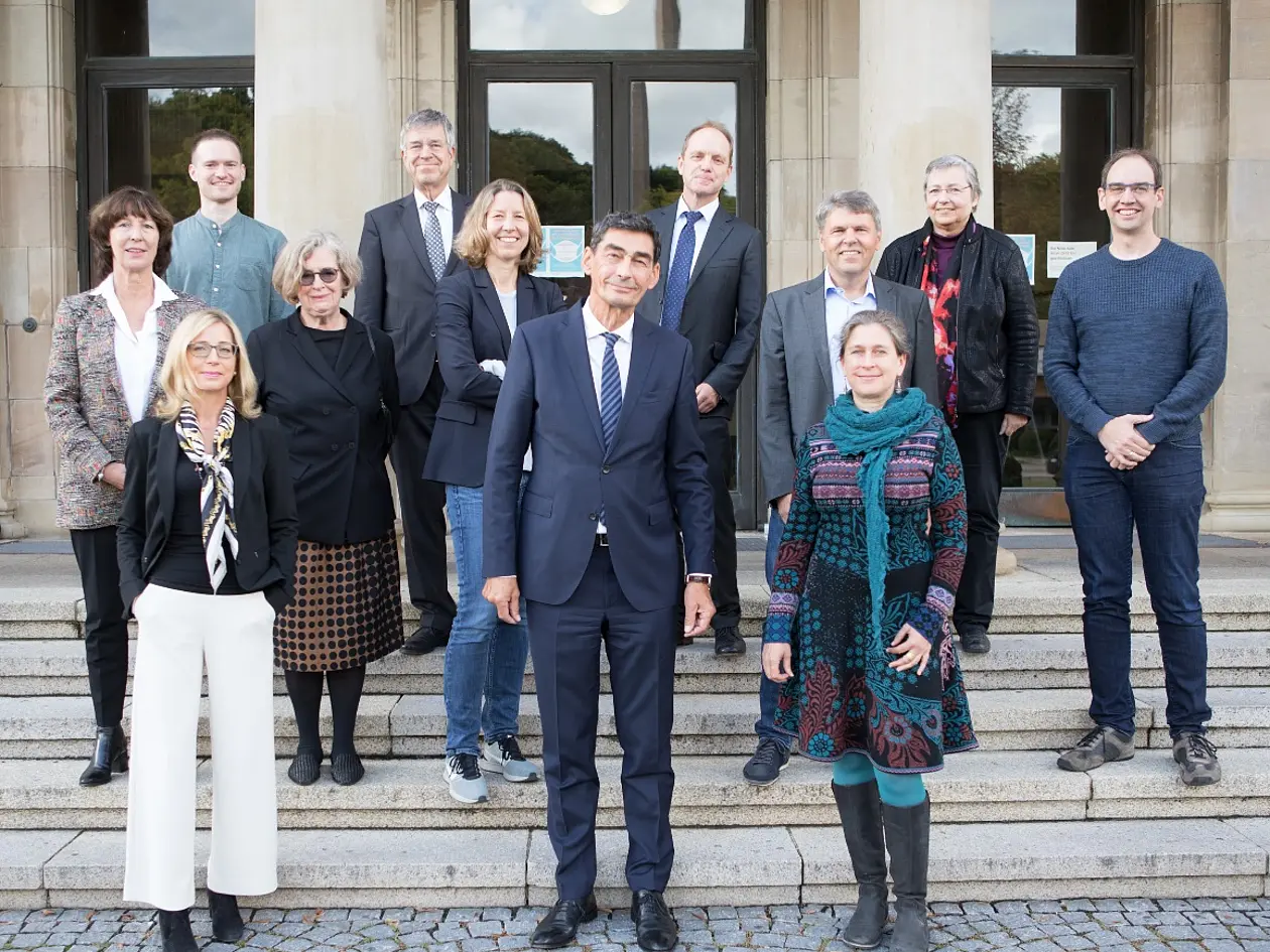 Die Mitglieder des Universitätsrats präsentieren sich auf einem Gruppenbild