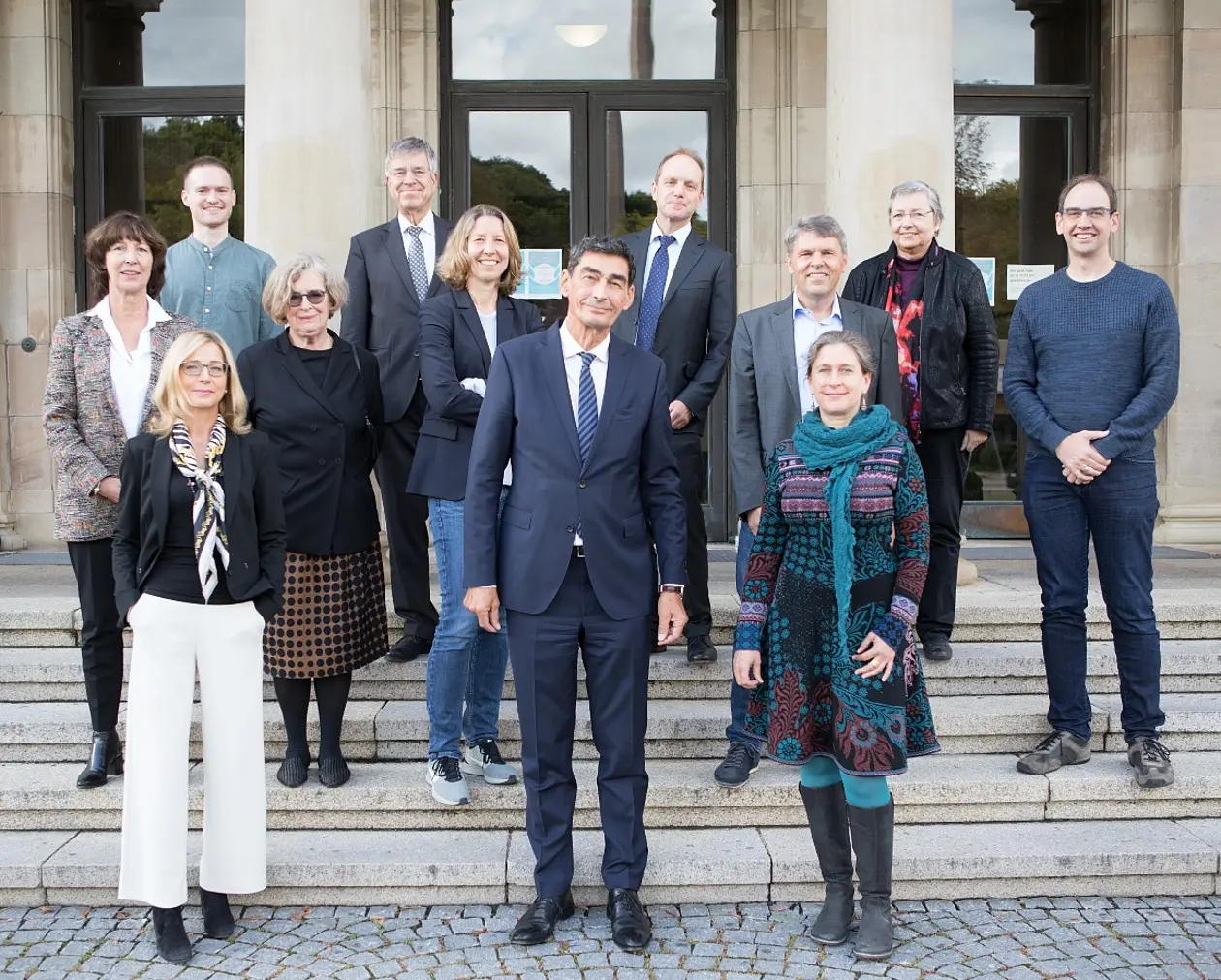 Die Mitglieder des Universitätsrats präsentieren sich auf einem Gruppenbild