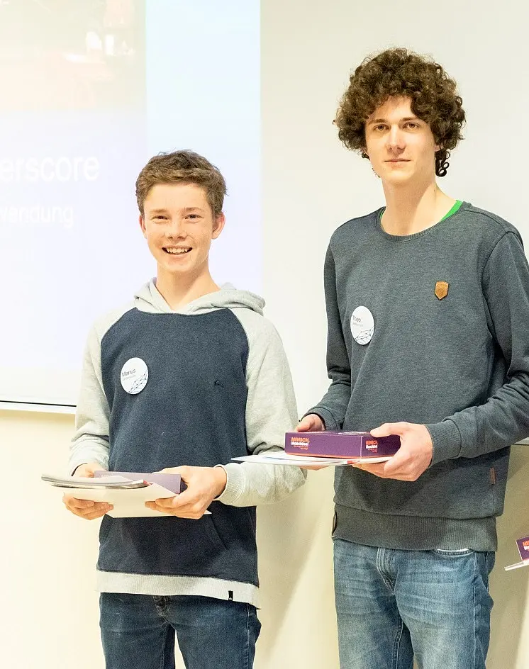 Marius De Kuthy Meurers und Theo Döllmann (v. l.) vom Projekt „TrAIn_Connection_Prediction“ bei der Preisverleihung des Bundeswettbewerbs Künstliche Intelligenz 2019. 