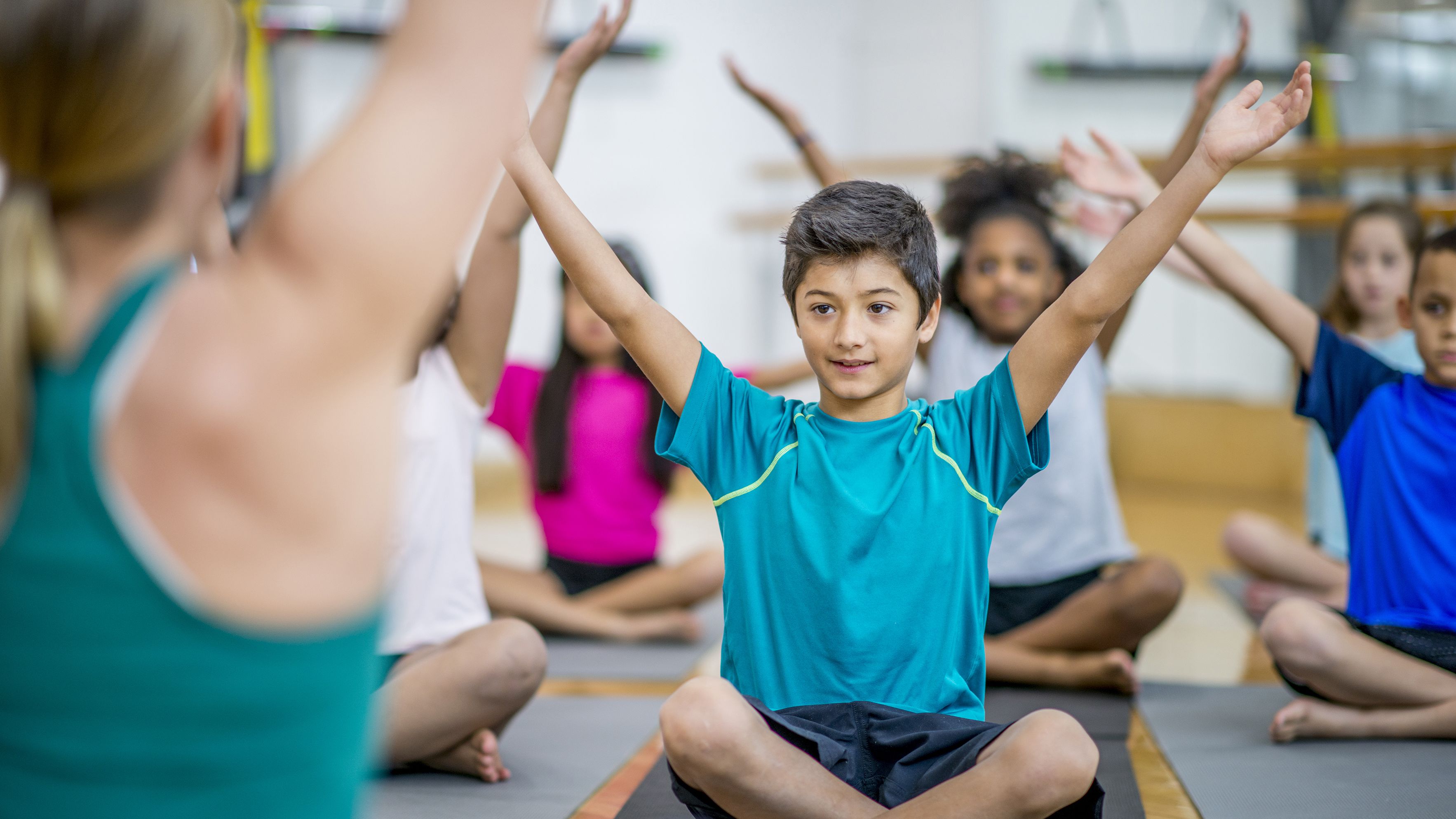 Schüler bei einem Yoga Kurs in der Schule