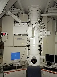 Das zwölf Meter hohe Elektronenmikroskop der „Graduate School of Analytical Science and Technology” in Daejeon. Foto: Franziska Krauße