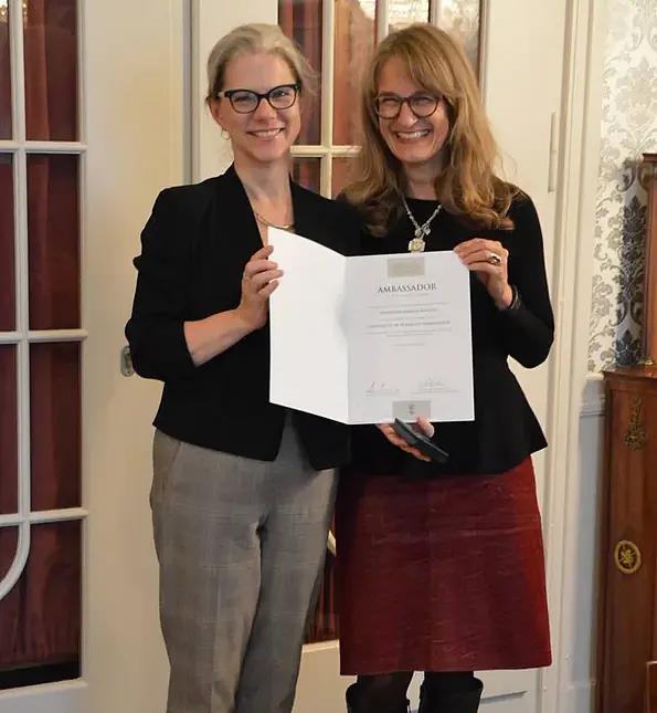 Professor Pamela Klassen und Professor Monique Scheer. 