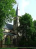 Kirche hinter Bäumen