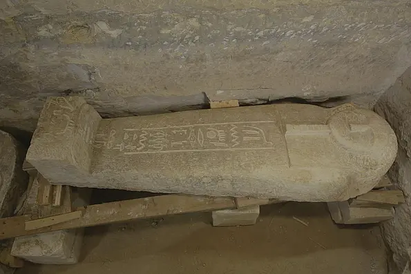 Deckel des Steinsarkophags des Priesters Ayput