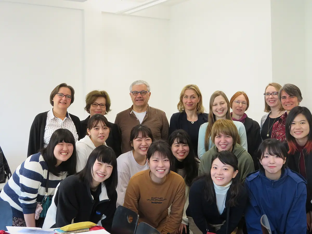 Die Doshisha-Studentinnen, Tübinger Lehrkräfte und Tutorinnen des Semesterkurses. In der hinteren Reihe: Heike Glantz-Schückle rechts, in der Mitte Donato Tangredi, links daneben Viktoria Eschbach-Szabo und Karin Moser v. Filseck.