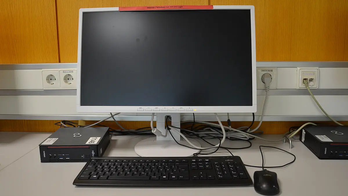 Windows Terminals im Lernzentrum mit rotem Streifen