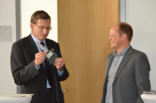 Kanzler Andreas Rothfuß (li.) übergibt Prof. Dr. Ulrich Trautwein bei der Eröffnungsfeier symbolisch den Schlüssel