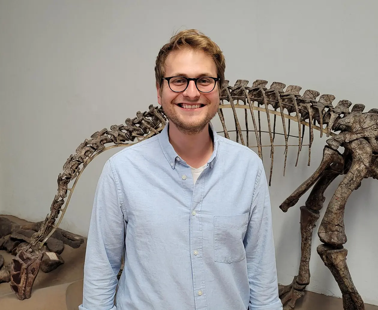 Felix Augustin vor Teil eines Tierskeletts