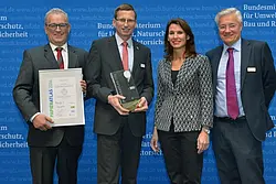 Dr. Andreas Rothfuß (2. von links), der Kanzler der Universität Tübingen, nimmt die Auszeichnung der Initiative Pro Recyclingpapier (IPR) entgegen. Foto: Tina Merkau