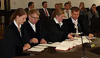 Sarah Göltenbott, Rüdiger Morbach, Marie Rulfs, Philip-René Retzbach (von links) bei der Verhandlung. Foto: Martin Neusch