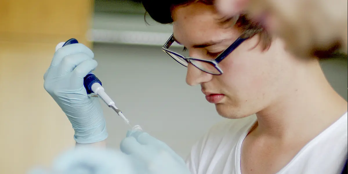 Biochemiestudierende im Labor beim Pipettieren