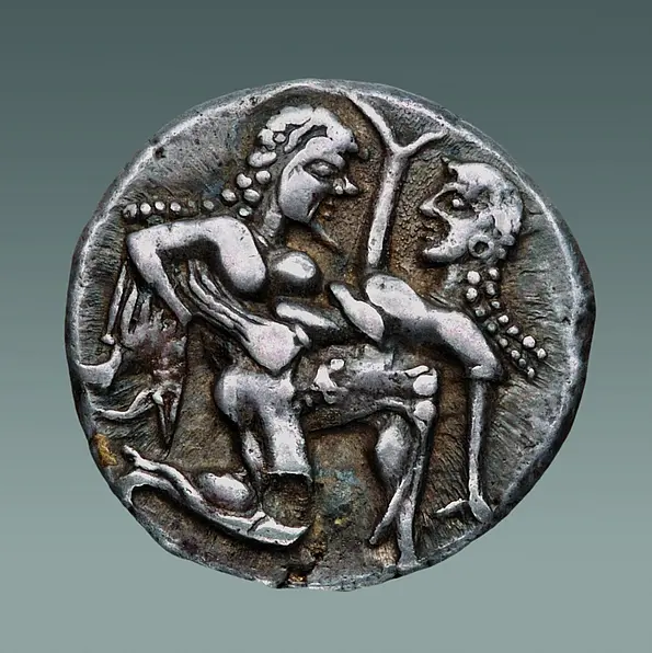 Griechische Silbermünze, ca. 500–480 v. Chr: Ein nackter Satyr (links) mit einer Nymphe (rechts). In der Darstellung vermischen sich sexuelle Phantasien mit mythologischen Inhalten.