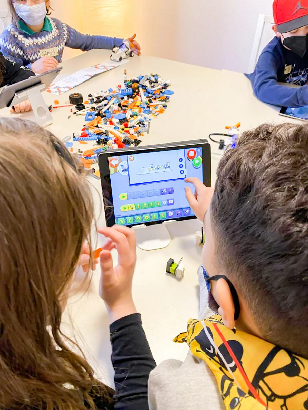 Kinder mit Tablet bei Lego-Roboterkurs