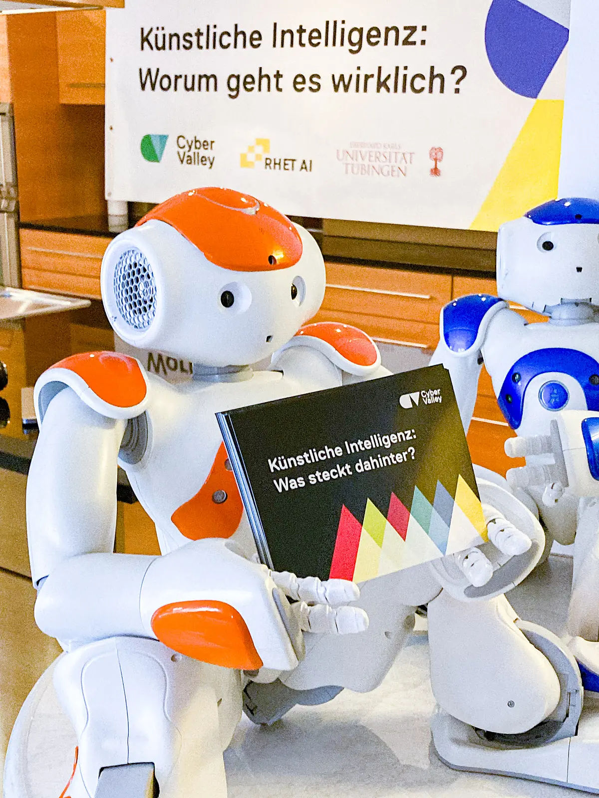 Bild eines sitzenden kleinen Roboters