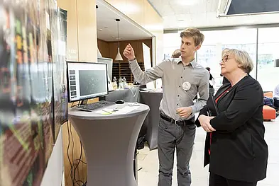 Adrian Dobbelstein präsentiert das Projekt „CellTorch“ der baden-württembergischen Wissenschaftsministerin Theresia Bauer.