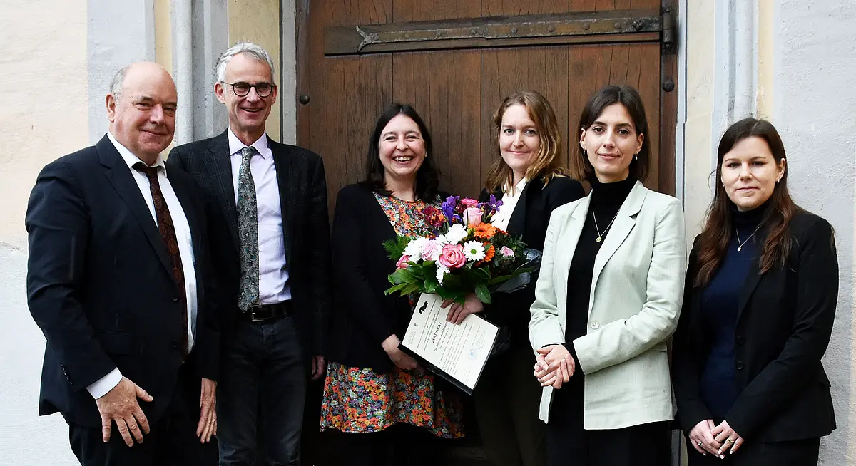 Gruppenfoto (v.l.n.r.): Prof. Dr. Nicholas Conard, Universität Tübingen; Prof. Dr. Thilo Stehle, Dekan der Mat.-Nat- Fakultät an der Universität Tübingen; PD Dr. Britt Starkovich, Universität Tübingen und Senckenberg Gesellschaft für Naturforschung; Dr. Briana Doering, Preisträgerin; Frau Hannah Moosherr, Romina Mineralbrunnen GmbH; Corinna Patroi, Romina Mineralbrunnen GmbH.