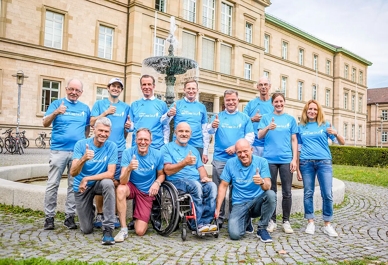 Gruppenbild von verschiedenen Personen vor der Neuen Aula