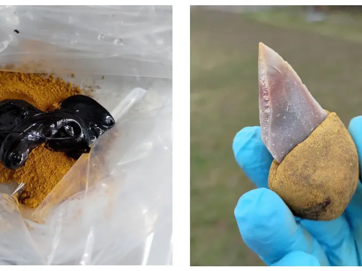 Experiment zur Herstellung von Klebstoff auf der Basis von Bitumen: Links flüssiges Bitumen und das Erdpigment Ocker vor der Vermischung. Das Steinwerkzeug rechts wurde in einen Griff aus flüssigem Bitumen unter Zusatz von 55 Prozent Ocker geklebt. Dieser ist dann nicht mehr klebrig. 