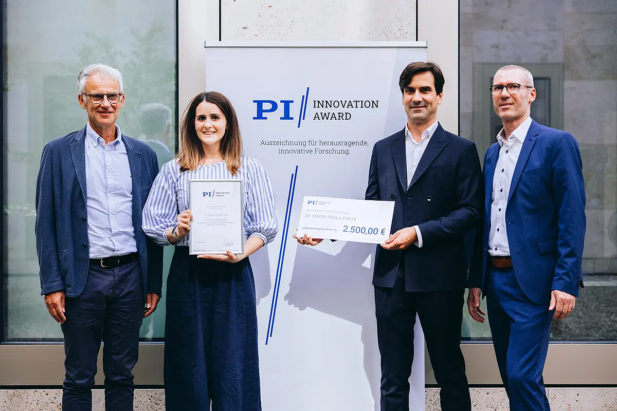 Prof. Dr. Thilo Stehle hat gemeinsam mit Dr.-Ing. Markus Simon, strategisches Innovationsmanagement bei PI, und Dr. Steffen Schreiber, Director Global Innovation und Scouting bei PI, Dr. Maria-Paola Forte den PI Innovation Award überreicht.