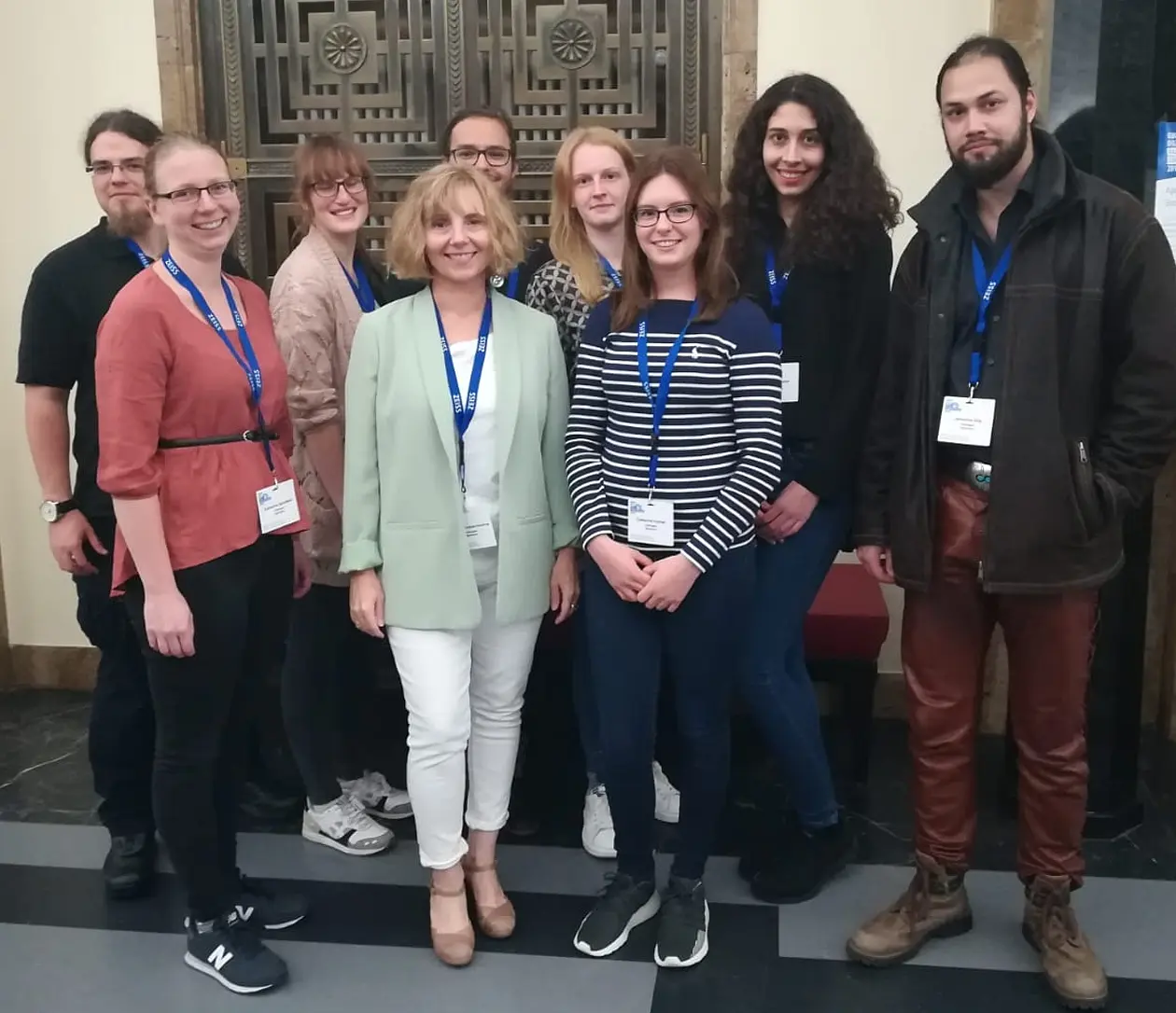 Gruppenbild mit Prof. Dr. Tassula Proikas-Cezanne und ihrer Forschungsgruppe
