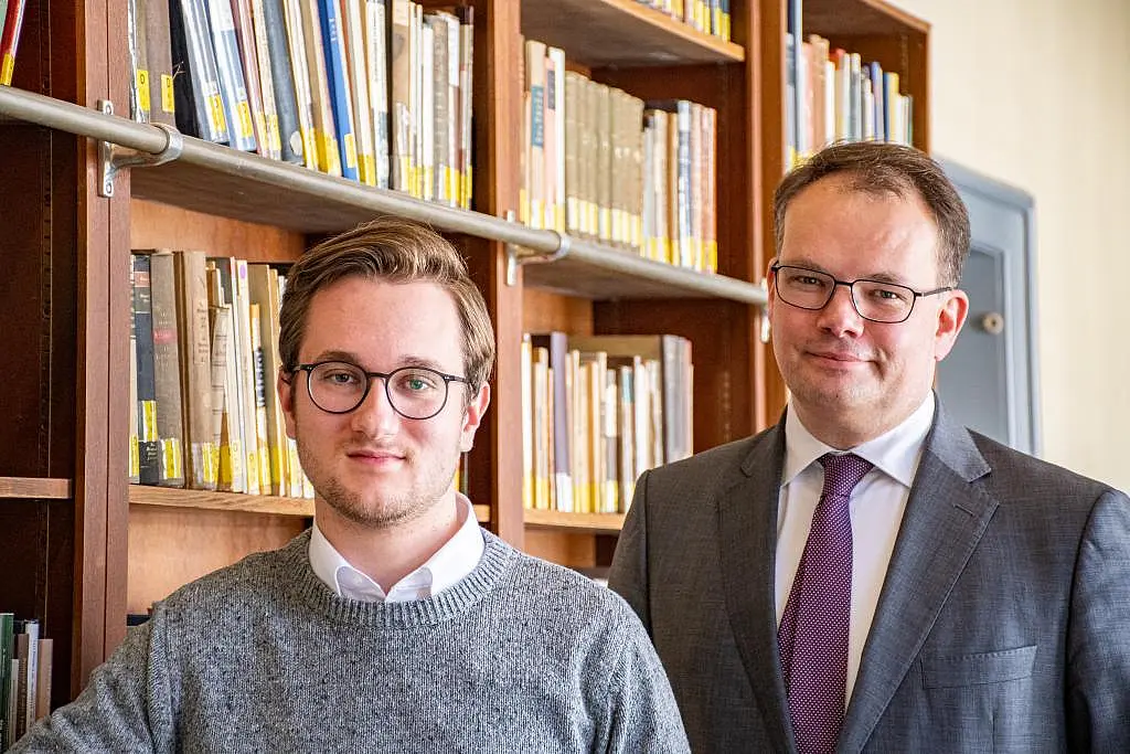 Professor Jens-Hinrich Binder und Raphael Reiss.