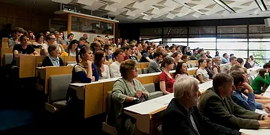 Blick in einen vollen Hörsaal