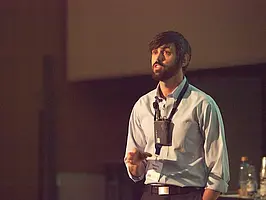 Rowan Barrett (Harvard University), der sowohl in Freiland- und Laborexperimenten als auch theoretischen Studien das Anpassungspotential von Mikroben und Fischen an den globalen Wandel untersucht, wurde auf dem ESEB-Kongress als Nachwuchswissenschaftler m