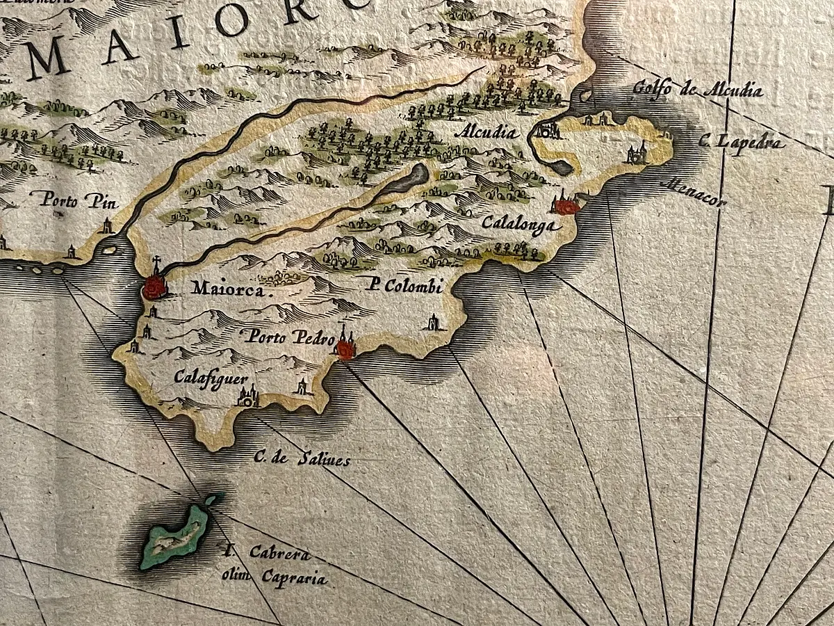 Südwesten der Insel Mallorca mit dem Archipel von Cabrera. Dort befindet sich eines der frühesten archäologisch und historisch nachweisbaren christlichen Inselklöster, das vom 5.-8. Jh. bestand und 603 von Papst Gregor erwähnt wird. Detail der Balearen -Karte des «Theatrum Europae» von Matthäus Merian dem Älteren, gedruckt ca. 1650 in Amsterdam (ausgestellt im Museu de Mallorca in Muro, Mallorca, SP; Photo: Sophie Hüglin).