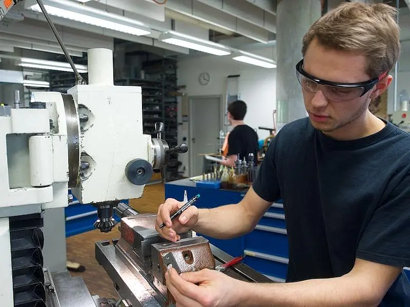 Marcel Dewenter bearbeitet ein Werkstück in der Metallwerkstatt am Chemischen Zentralinstitut.