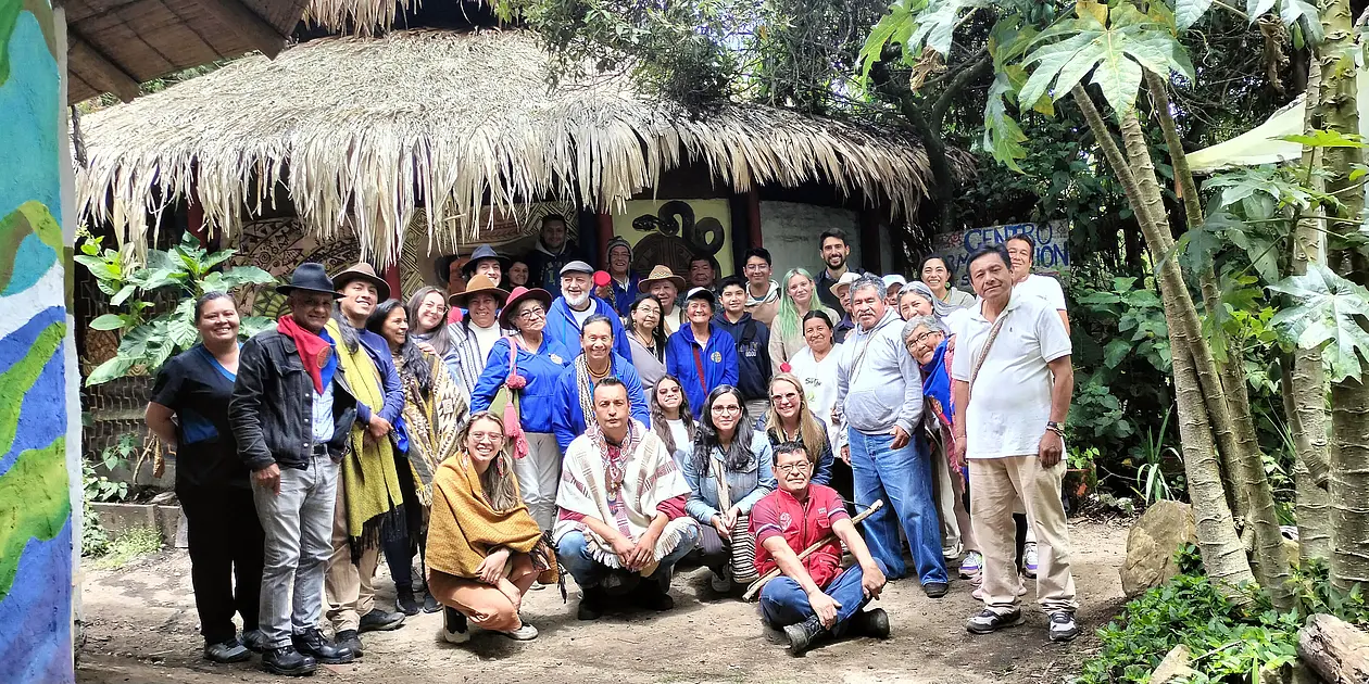Gruppenbild: Studienautorinnen und -autoren im Austausch mit der Guardia Indígena Muisca aus dem Altiplano von Bogotá.