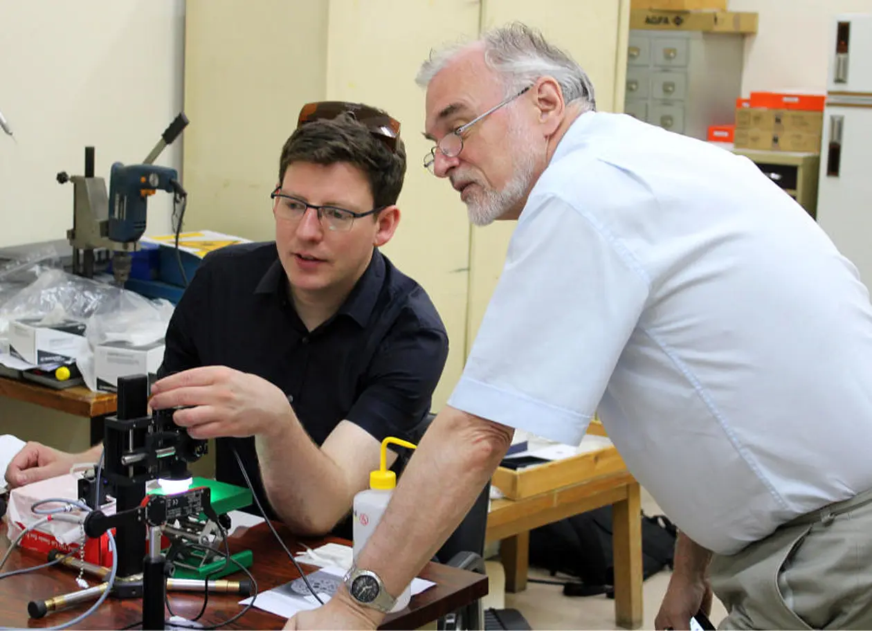 Ernst Pernicka (r.) and Moritz Numrich at work on the laser ablation device in the National Archaeological Museum in Athens.