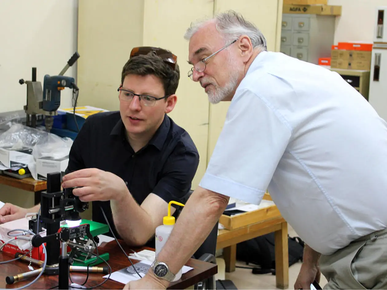 Pernicka (r.) und Moritz Numrich bei der Arbeit am Laserablationsgerät im Archäologischen Nationalmuseum in Athen. 
