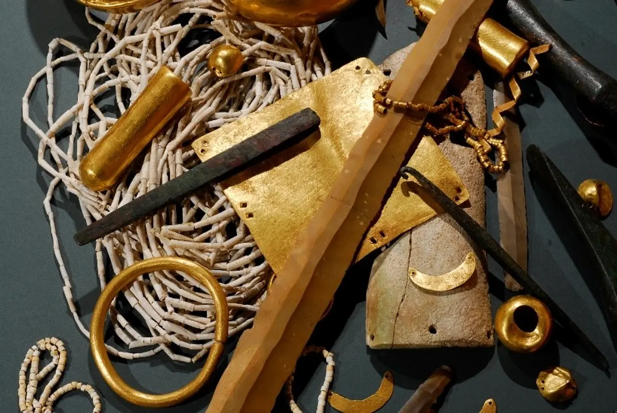 Beigaben aus dem kupferzeitlichen Gräberfeld von Varna an der bulgarischen Schwarzmeerküste. Die Kupfer- und Goldgegenstände gelten als die weltweit ältesten. 