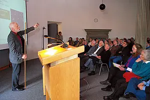 Professor Dr. Herbert Müther, Prorektor für Forschung der Universität Tübigen, sprach beim Symposion über  „Die Entdeckung des Himmels“. Foto: Friedhelm Albrecht